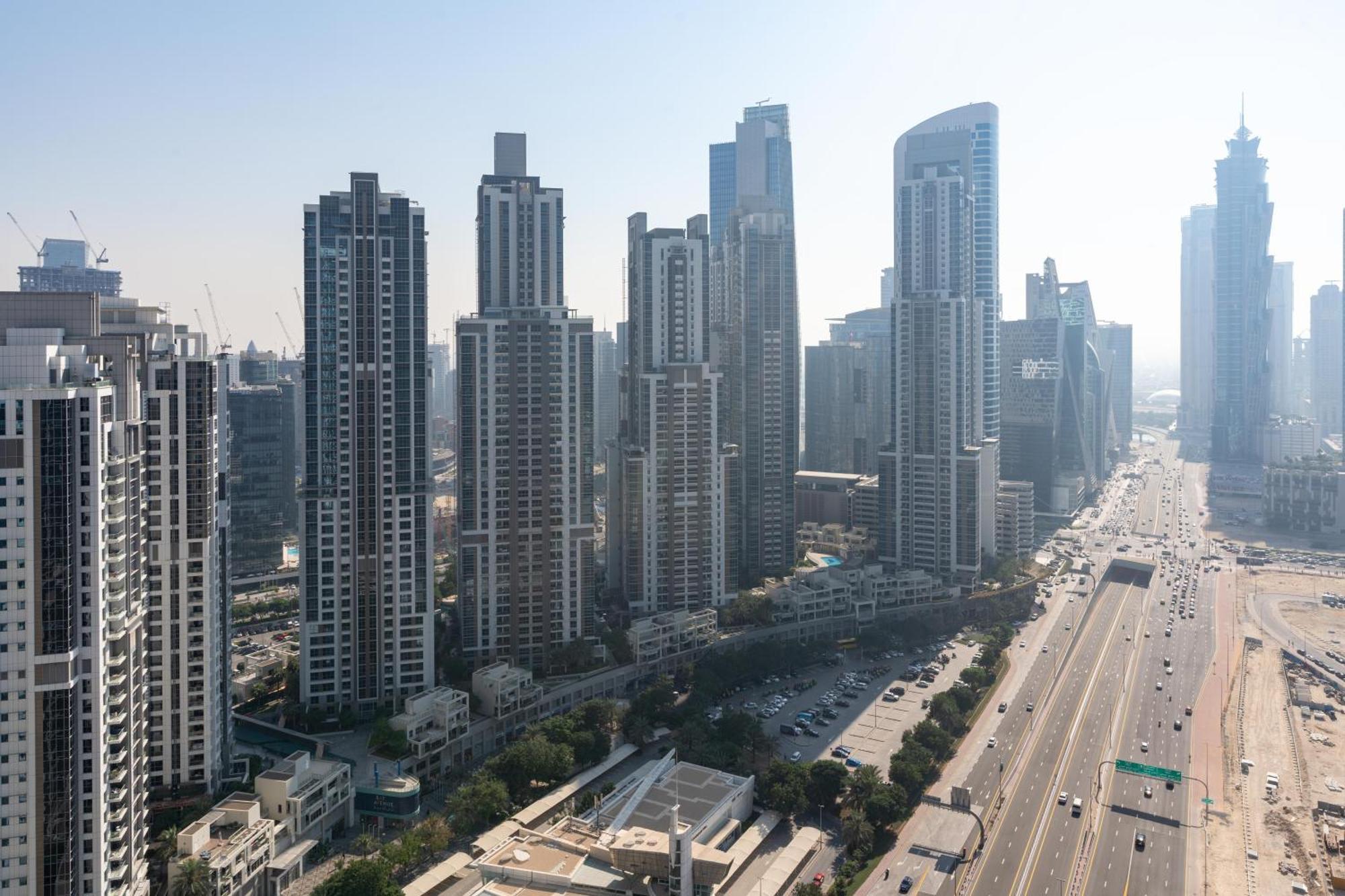 Infinity Pool & Burj Khalifa View L Luxe Paramount Dubai Exterior photo