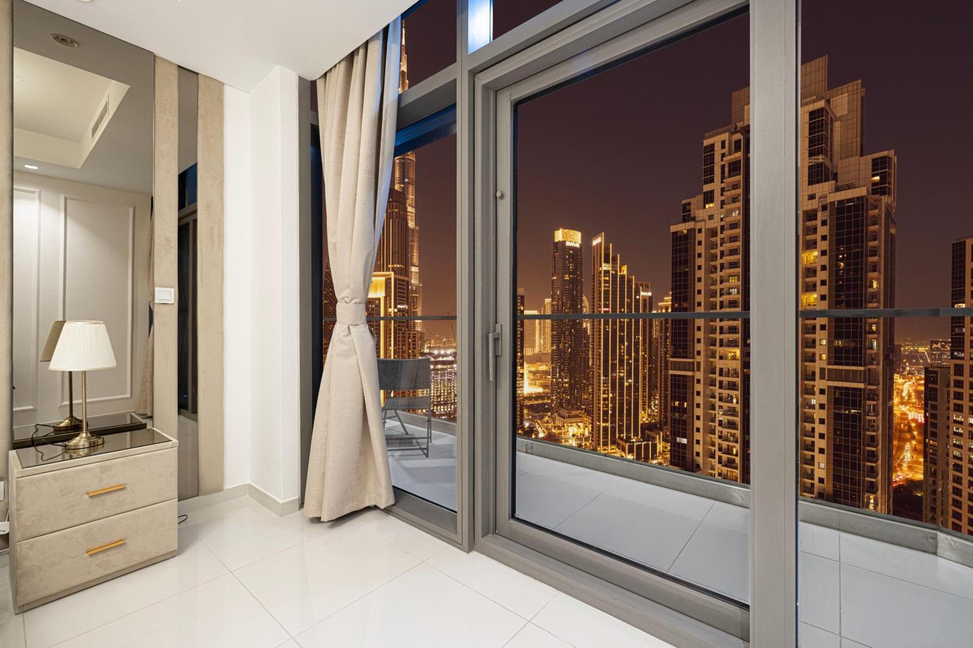 Infinity Pool & Burj Khalifa View L Luxe Paramount Dubai Exterior photo